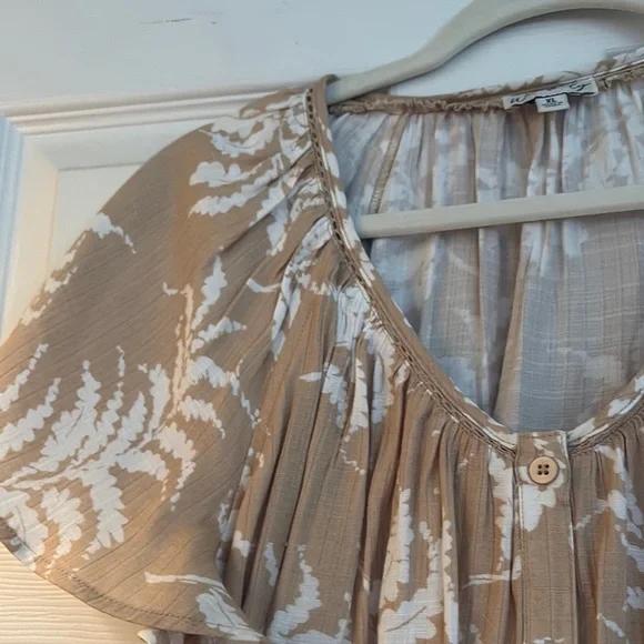 Wonderly Tan and White Puff Sleeve Tunic with Ruffled Style - Picture 4 of 5